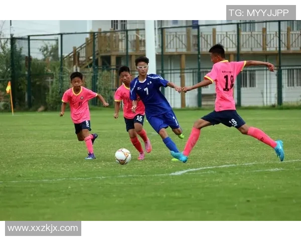 聚焦足球巨星专属战靴揭秘球员足下风采与绿茵传奇故事